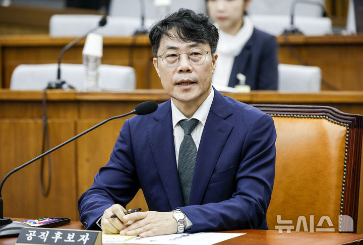 [서울=뉴시스] 정병혁 기자 = 김성수 대법관 후보자가 14일 서울 여의도 국회에서 열린 대법관(김성수)임명동의에관한인사청문특별위원회 전체회의에서 의원 질문에 답하고 있다. 2026.09.14. jhope@newsis.com