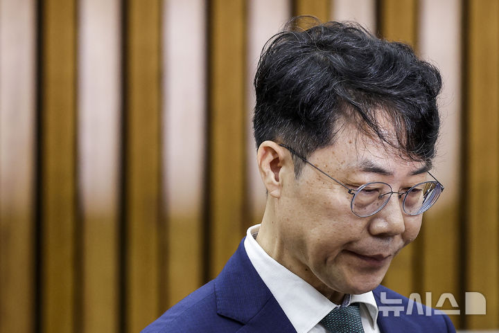 [서울=뉴시스] 정병혁 기자 = 김성수 대법관 후보자가 14일 서울 여의도 국회에서 열린 대법관(김성수)임명동의에관한인사청문특별위원회 전체회의에서 인사말을 마친 뒤 자리로 이동하고 있다. 2026.09.14. jhope@newsis.com