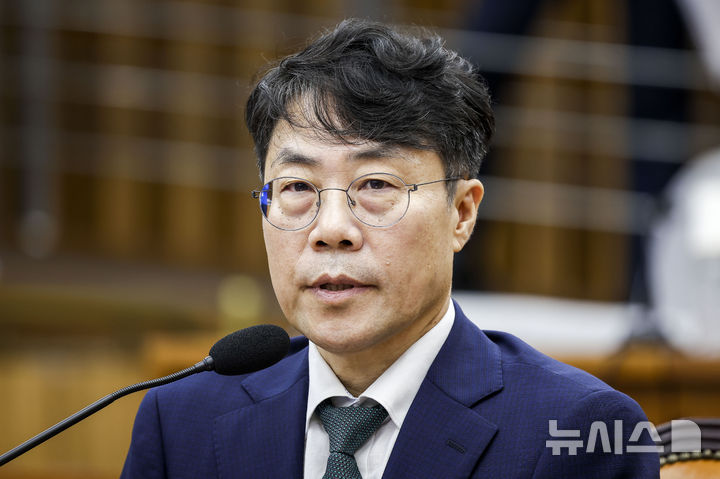 [서울=뉴시스] 정병혁 기자 = 김성수 대법관 후보자가 14일 서울 여의도 국회에서 열린 대법관(김성수)임명동의에관한인사청문특별위원회 전체회의에서 의원 질문에 답하고 있다. 2026.09.14. jhope@newsis.com