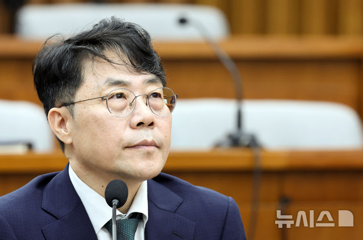 [서울=뉴시스] 최진석 기자 = 김성수 대법관 후보자가 14일 여의도 국회에서 열린 제439회 국회(정기회) 대법관(김성수) 임명동의에 관한 인사청문특별위원회에 출석해 생각에 잠겨 있다. 2026.09.14. myjs@newsis.com