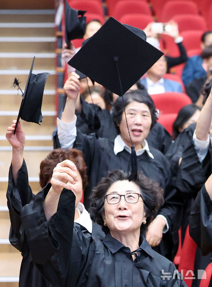 [대구=뉴시스] 이무열 기자 = 14일 대구 수성구 대구시교육청 행복관에서 열린 ‘대구내일학교 초등 제14회·중학 제11회 졸업식’에서 졸업생들이 학사모를 던지고 있다. 내일학교는 배움의 시기를 놓친 성인을 위해 대구시교육청이 초·중등 학력 인정 프로그램을 운영하는 교육기관이다. 2026.09.14. lmy@newsis.com