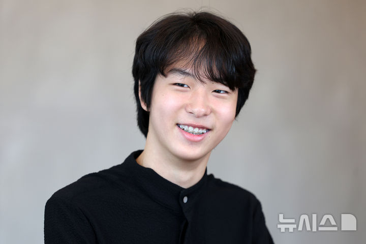 [서울=뉴시스] 박진희 기자 = 이주언 피아니스트가 14일 서울 강남구 거암아트홀에서 인터뷰 하고 있다. 2023년 금호영재콘서트로 데뷔한 이주언은 지난 3월 미국 힐튼 헤드 국제 피아노 콩쿠르 영 아티스트 부문에서 우승한 데 이어, 지난 6월에는 지나 바카우어 국제 피아노 콩쿠르 주니어 부문 정상에 오르며 세계 무대에서 두각을 나타내고 있다. 2026.09.15. pak7130@newsis.com