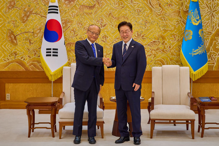 [서울=뉴시스] 김진아 기자= 이재명 대통령이 14일 청와대 집무실에서 한-중앙아 정상회의 계기로 방문한 칸다 마사토(KANDA Masato) 아시아개발은행(ADB) 총재를 접견하고 있다. 2026.09.14. (사진=청와대 제공) photo@newsis.com *재판매 및 DB 금지