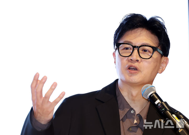  [부산=뉴시스] 하경민 기자 = 한동훈 무소속 의원이 지난 14일 부산 사하구 동아대학교 승학캠퍼스 청촌홀에서 '부산의 미래, 청년이 내일'을 주제로 초청강연을 하고 있다. 2026.09.14. yulnetphoto@newsis.com