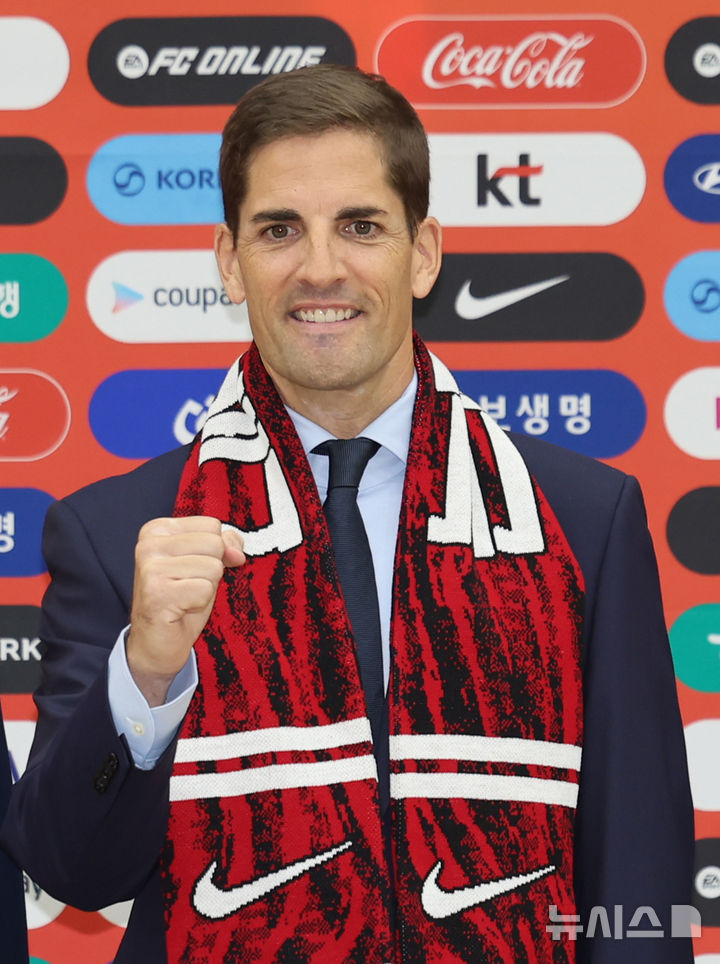 [천안=뉴시스] 권창회 기자 = 로베르트 모레노 대한민국 축구대표팀 임시 감독이 14일 충남 천안시 코리아풋볼파크에서 열린 취임식 및 친선경기 명단발표 기자회견에서 기념촬영을 하고 있다. 2026.09.14. kch0523@newsis.com