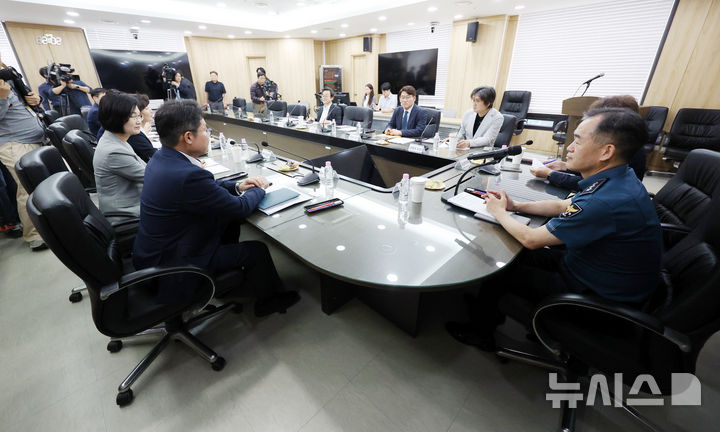 [서울=뉴시스] 김명년 기자 = 김종철 경찰청장 직무대행이 지난 14일 서울 서대문구 국가수사본부에서 열린 경찰 수사 개혁위원회 제8차 회의에 앞서 위원들과 대화를 나누고 있다. 2026.09.14. kmn@newsis.com