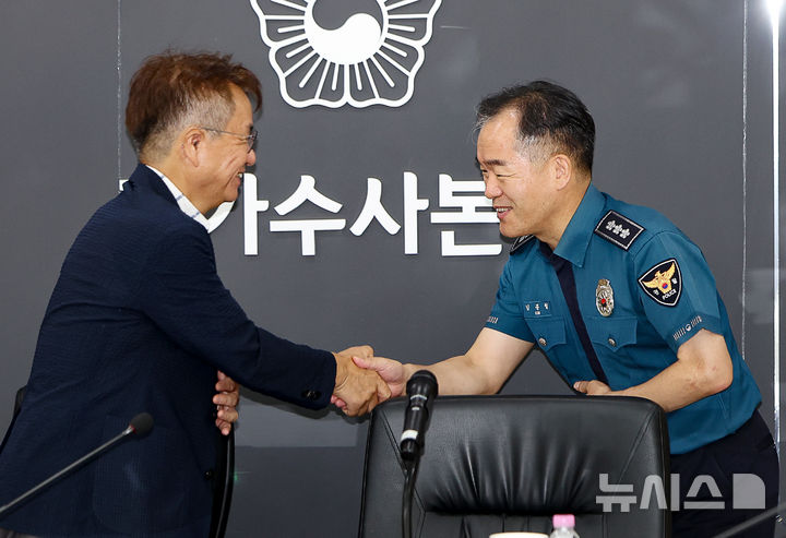 [서울=뉴시스] 김명년 기자 = 김종철 경찰청장 직무대행이 14일 서울 서대문구 국가수사본부에서 열린 경찰 수사 개혁위원회 제8차 회의에 앞서 김남준 위원장과 악수하고 있다. 2026.09.14. kmn@newsis.com