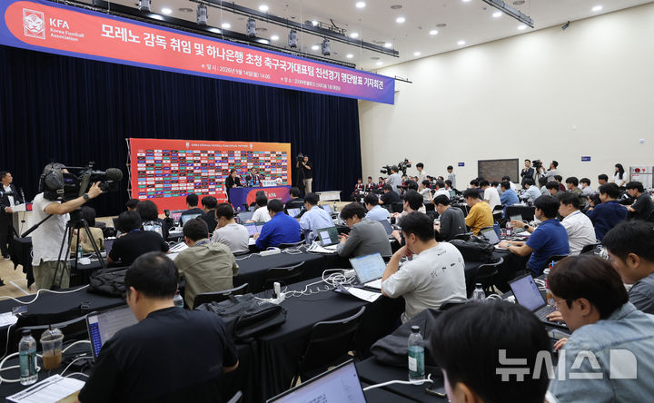 [천안=뉴시스] 권창회 기자 = 로베르트 모레노 대한민국 축구대표팀 임시 감독이 14일 충남 천안시 코리아풋볼파크에서 열린 취임식 및 친선경기 명단발표 기자회견에서 소감을 밝히고 있다. 2026.09.14. kch0523@newsis.com