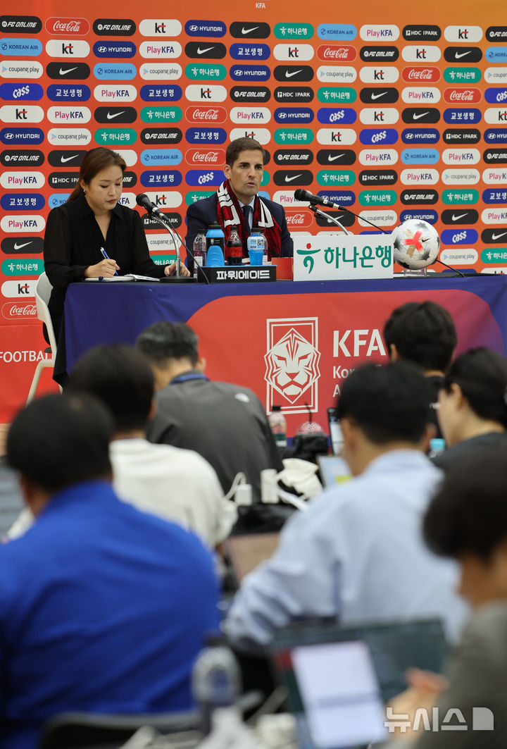 [천안=뉴시스] 권창회 기자 = 로베르트 모레노 대한민국 축구대표팀 임시 감독이 14일 충남 천안시 코리아풋볼파크에서 열린 취임식 및 친선경기 명단발표 기자회견에서 소감을 밝히고 있다. 2026.09.14. kch0523@newsis.com