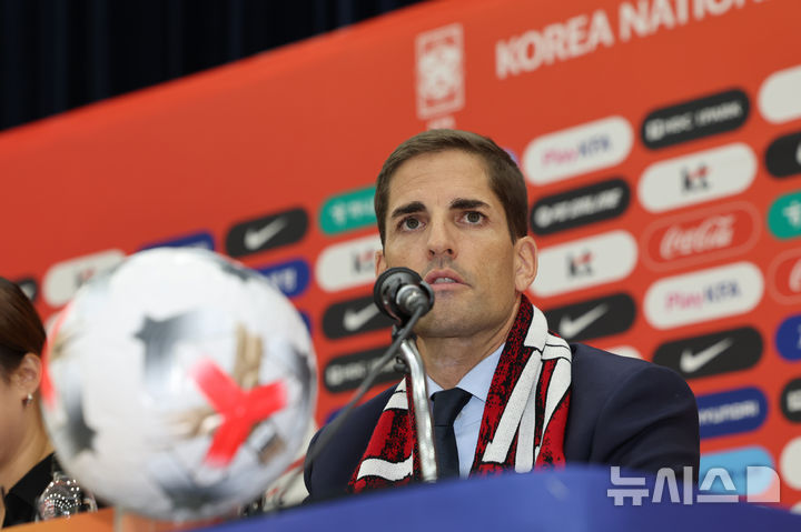 [천안=뉴시스] 권창회 기자 = 로베르트 모레노 대한민국 축구대표팀 임시 감독이 14일 충남 천안시 코리아풋볼파크에서 열린 취임식 및 친선경기 명단발표 기자회견에서 소감을 밝히고 있다. 2026.09.14. kch0523@newsis.com