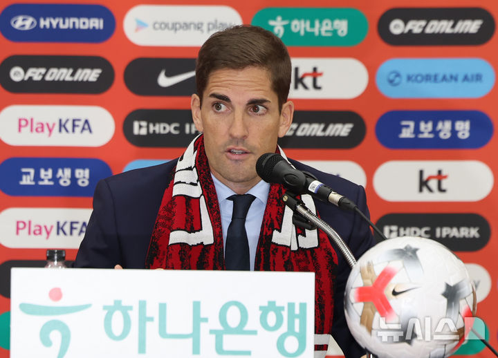 [천안=뉴시스] 권창회 기자 = 로베르트 모레노 대한민국 축구대표팀 임시 감독이 14일 충남 천안시 코리아풋볼파크에서 열린 취임식 및 친선경기 명단발표 기자회견에서 소감을 밝히고 있다. 2026.09.14. kch0523@newsis.com