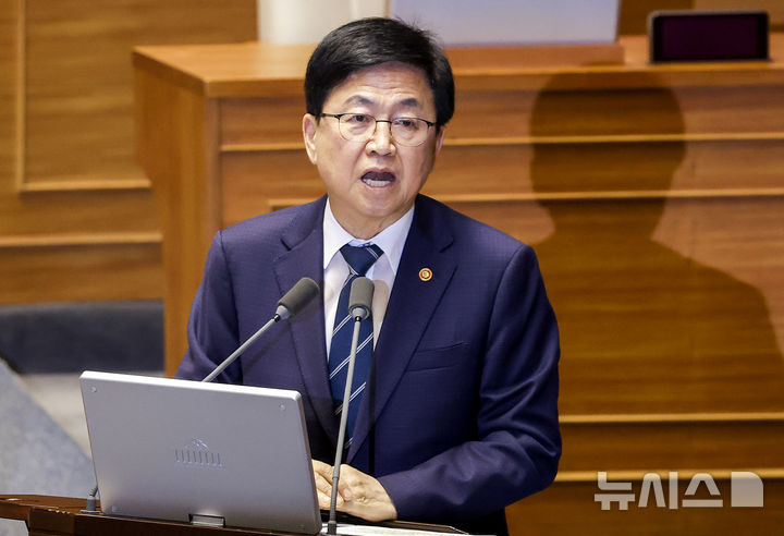 [서울=뉴시스] 정병혁 기자 = 최교진 교육부 장관이 14일 서울 여의도 국회에서 열린 제439회국회(정기회) 제8차 본회의 교육·사회·문화 분야 대정부질문에서 서범수 국민의힘 의원의 질의에 답하고 있다. 2026.09.14. jhope@newsis.com