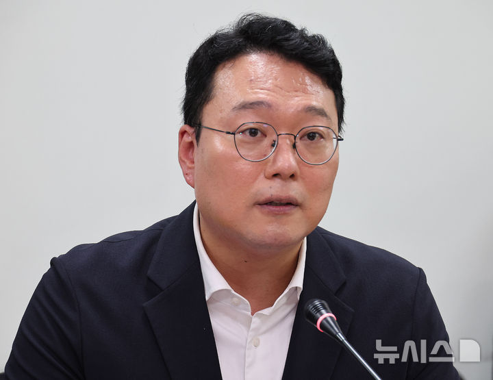 [서울=뉴시스] 최진석 기자 = 천하람 개혁신당 의원이 14일 여의도 국회 의원회관에서 열린 악성민원으로부터 교육활동을 지키기 위한 간담회 선생님과 판사와의 대화에서 운동장을 잃은 아이들, 그 후 5 개월 관련 경과 보고를 하고 있다. 2026.09.14. myjs@newsis.com