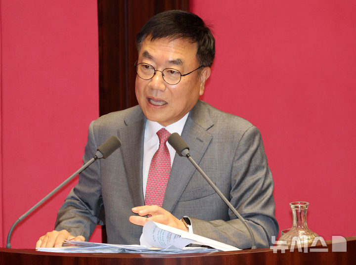 [서울=뉴시스] 고범준 기자 = 서범수 국민의힘 의원이 14일 서울 여의도 국회에서 열린 제439회 국회(정기회) 제8차 본회의에서 교육·사회·문화에 관한 질문을 하고 있다. 2026.09.14. bjko@newsis.com
