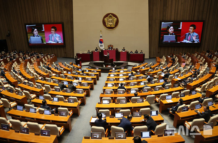 [서울=뉴시스] 고범준 기자 = 서범수 국민의힘 의원이 14일 서울 여의도 국회에서 열린 제439회 국회(정기회) 제8차 본회의에서 한성숙 국무총리에게 교육·사회·문화에 관한 질문을 하고 있다. 2026.09.14. bjko@newsis.com