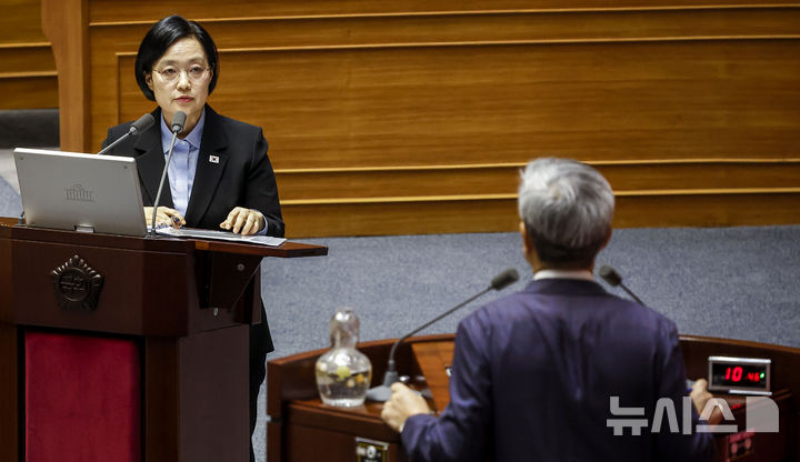 [서울=뉴시스] 정병혁 기자 = 한성숙 국무총리가 14일 서울 여의도 국회에서 열린 제439회국회(정기회) 제8차 본회의 교육·사회·문화 분야 대정부질문에서 김장겸 국민의힘 의원의 질의에 답하고 있다. 2026.09.14. jhope@newsis.com