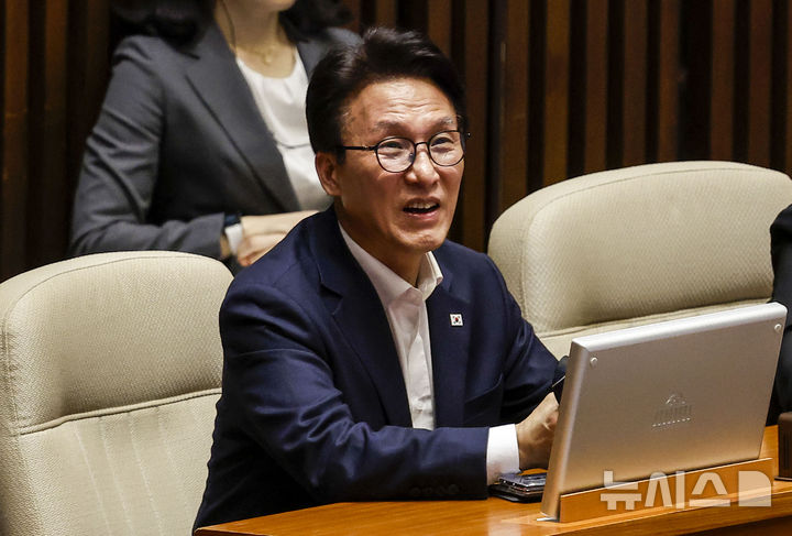 [서울=뉴시스] 정병혁 기자 = 김민석 더불어민주당 대표가 14일 서울 여의도 국회에서 열린 제439회국회(정기회) 제8차 본회의에 참석하고 있다. 2026.09.14. jhope@newsis.com