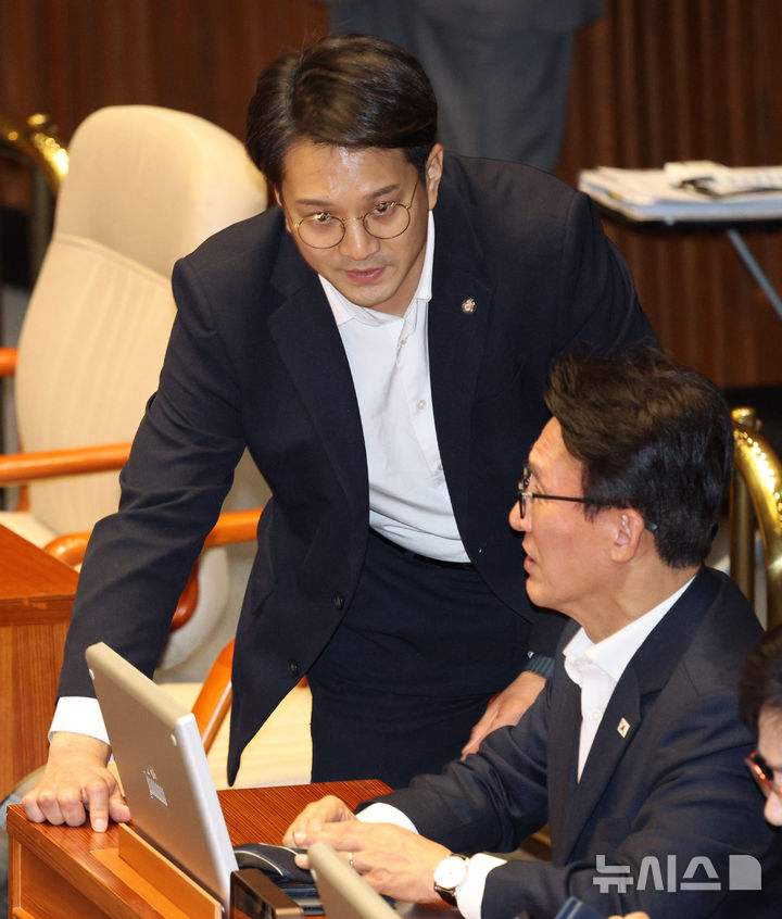 [서울=뉴시스] 고범준 기자 = 김민석 더불어민주당 대표와 전용기 의원이 14일 서울 여의도 국회에서 열린 제439회 국회(정기회) 제8차 본회의에서 대화를 하고 있다. 2026.09.14. bjko@newsis.com
