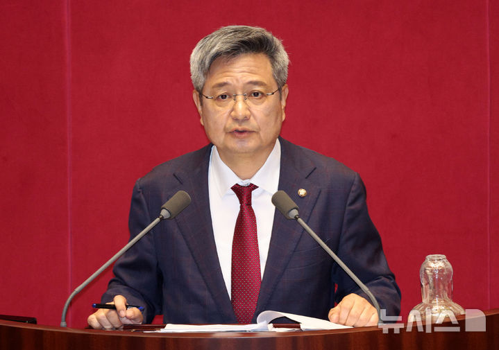 [서울=뉴시스] 고범준 기자 = 김장겸 국민의힘 의원이 지난 14일 서울 여의도 국회에서 열린 제439회 국회(정기회) 제8차 본회의에서 교육·사회·문화에 관한 질문을 하고 있다. 2026.09.14. bjko@newsis.com