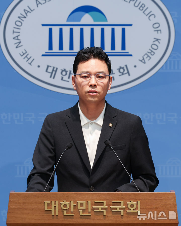 [서울=뉴시스] 김근수 기자 = 박정훈 국민의힘 의원이 14일 오후 서울 여의도 국회 소통관에서 김승원 법무장관 후보자의 호남향우회장 부녀 의원실 채용 관련 공직선거법 취지 위배 기자회견을 하고 있다. 2026.09.14. ks@newsis.com