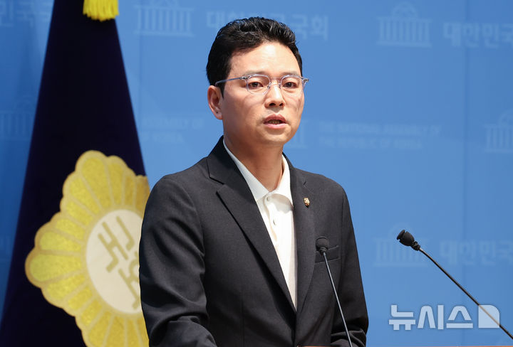 [서울=뉴시스] 김근수 기자 = 박정훈 국민의힘 의원이 14일 오후 서울 여의도 국회 소통관에서 김승원 법무장관 후보자의 호남향우회장 부녀 의원실 채용 관련 공직선거법 취지 위배 기자회견을 하고 있다. 2026.09.14. ks@newsis.com