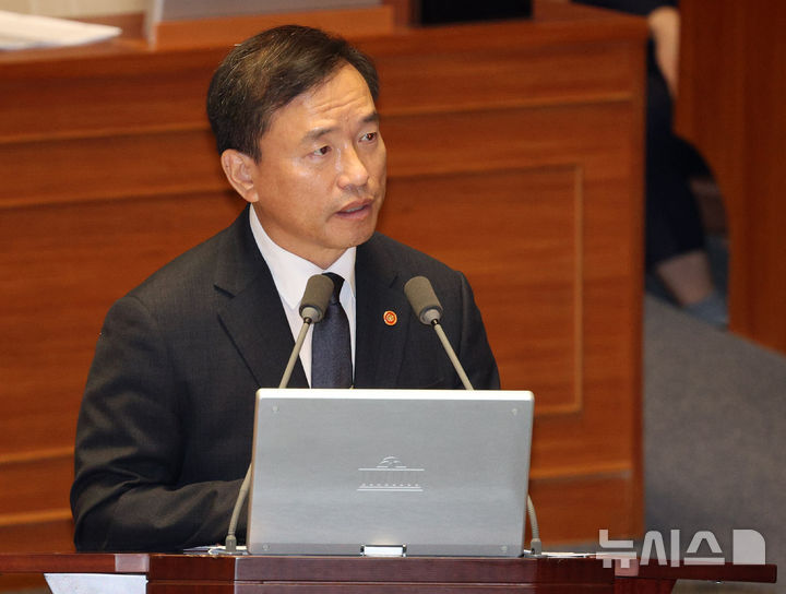 [서울=뉴시스] 고범준 기자 = 김종철 방송미디어통신위원회 위원장이 14일 서울 여의도 국회에서 열린 제439회 국회(정기회) 제8차 본회의에서 교육·사회·문화에 관한 질문에 답변하고 있다. 2026.09.14. bjko@newsis.com