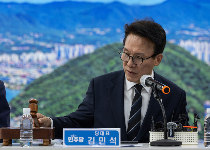 [서울=뉴시스] 김근수 기자 = 김민석 더불어민주당 대표가 14일 강원 춘천시 더불어민주당 강원도당에서 열린 강원 최고위원회의에서 의사봉을 두드리고 있다. (사진= 더불어민주당 제공) 2026.09.14. photo@newsis.com *재판매 및 DB 금지