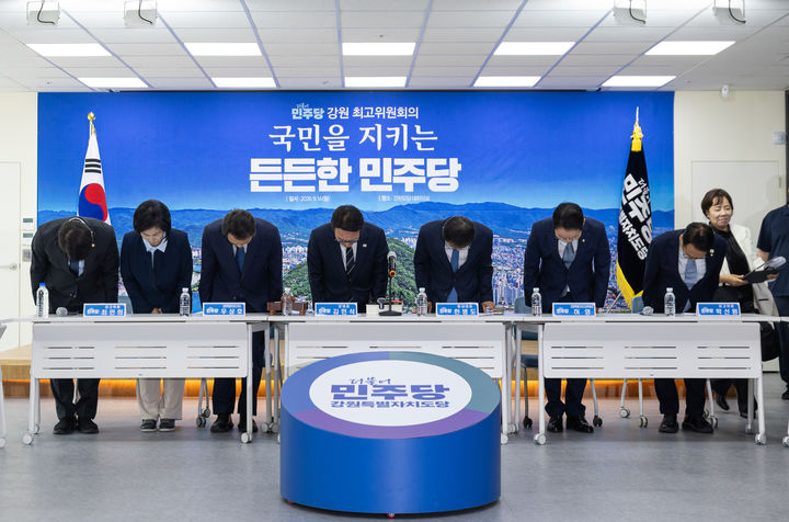 [서울=뉴시스] 김근수 기자 = 김민석 더불어민주당 대표가 14일 강원 춘천시 더불어민주당 강원도당에서 열린 강원 최고위원회의에서 인사하고 있다. (사진= 더불어민주당 제공) 2026.09.14. photo@newsis.com *재판매 및 DB 금지