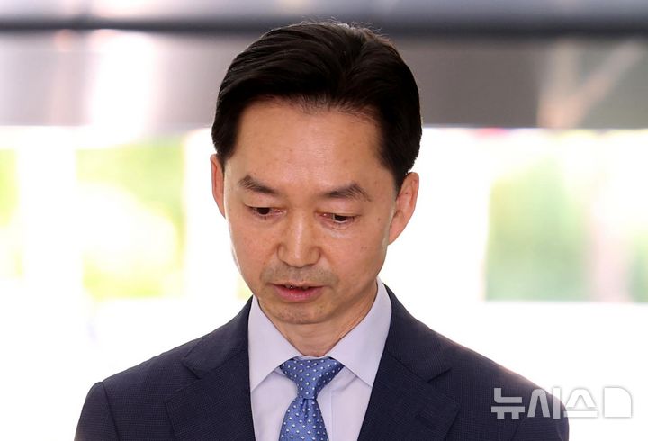 [서울=뉴시스] 이영환 기자 = 김지용 중대범죄수사청장 후보자가 14일 오후 서울 종로구 정부서울청사 창성동 별관에서 최근 현안 관련 입장 표명을 하기 위해 들어서고 있다. 2026.09.14. 20hwan@newsis.com