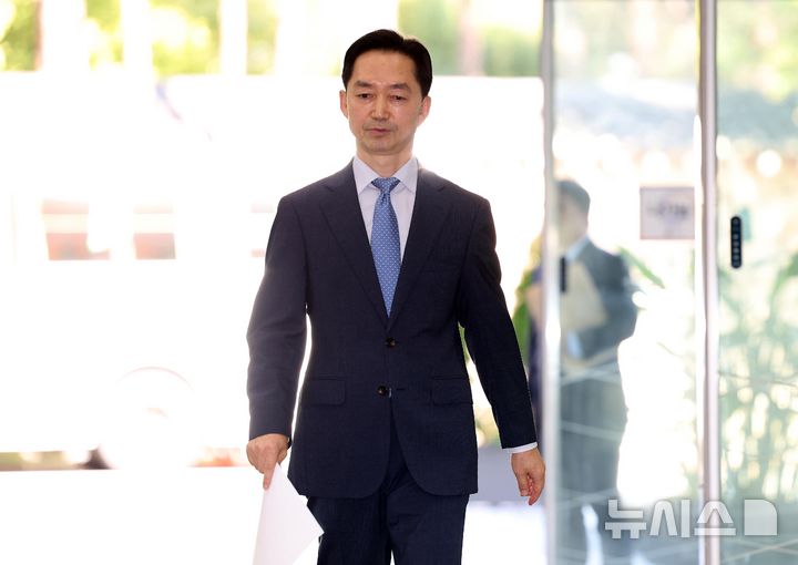 [서울=뉴시스] 이영환 기자 = 김지용 중대범죄수사청장 후보자가 14일 오후 서울 종로구 정부서울청사 창성동 별관에서 최근 현안 관련 입장 표명을 하기 위해 들어서고 있다. 2026.09.14. 20hwan@newsis.com