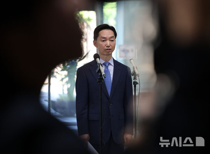 [서울=뉴시스] 이영환 기자 = 김지용 중대범죄수사청장 후보자가 14일 오후 서울 종로구 정부서울청사 창성동 별관에서 최근 현안 관련 입장 표명을 하고 있다. 2026.09.14. 20hwan@newsis.com