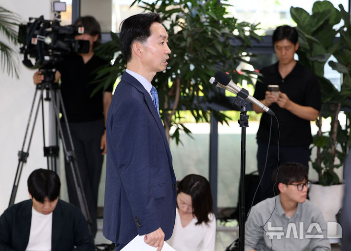 [서울=뉴시스] 이영환 기자 = 김지용 중대범죄수사청장 후보자가 14일 오후 서울 종로구 정부서울청사 창성동 별관에서 최근 현안 관련 입장 표명을 하고 있다. 2026.09.14. 20hwan@newsis.com