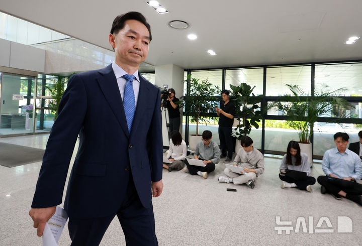 [서울=뉴시스] 이영환 기자 = 김지용 중대범죄수사청장 후보자가 14일 오후 서울 종로구 정부서울청사 창성동 별관에서 최근 현안 관련 입장 표명을 마친 후 이동하고 있다. 2026.09.14. 20hwan@newsis.com