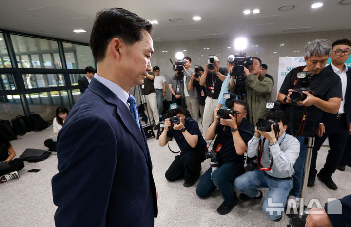 [서울=뉴시스] 이영환 기자 = 김지용 중대범죄수사청장 후보자가 14일 오후 서울 종로구 정부서울청사 창성동 별관에서 최근 현안 관련 입장 표명을 마친 후 이동하고 있다. 2026.09.14. 20hwan@newsis.com