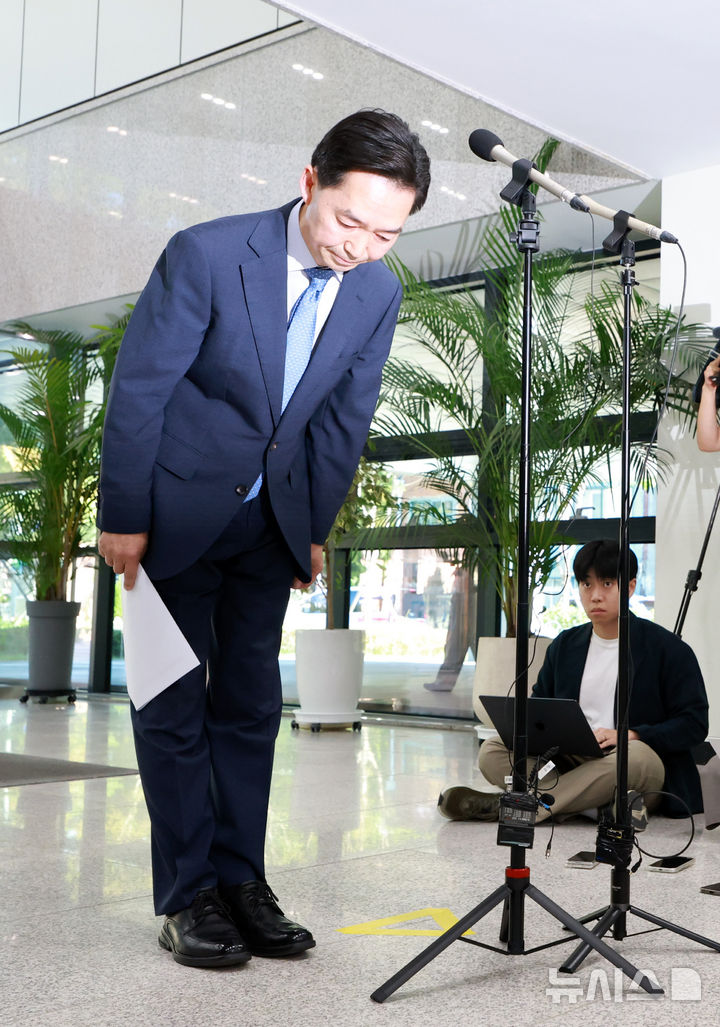 [서울=뉴시스] 이영환 기자 = 김지용 중대범죄수사청장 후보자가 14일 오후 서울 종로구 정부서울청사 창성동 별관에서 최근 현안 관련 입장 표명을 마친 후 인사를 하고 있다. 2026.09.14. 20hwan@newsis.com