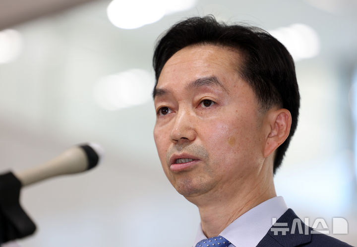 [서울=뉴시스] 이영환 기자 = 김지용 중대범죄수사청장 후보자가 14일 오후 서울 종로구 정부서울청사 창성동 별관에서 최근 현안 관련 입장 표명을 하고 있다. 2026.09.14. 20hwan@newsis.com
