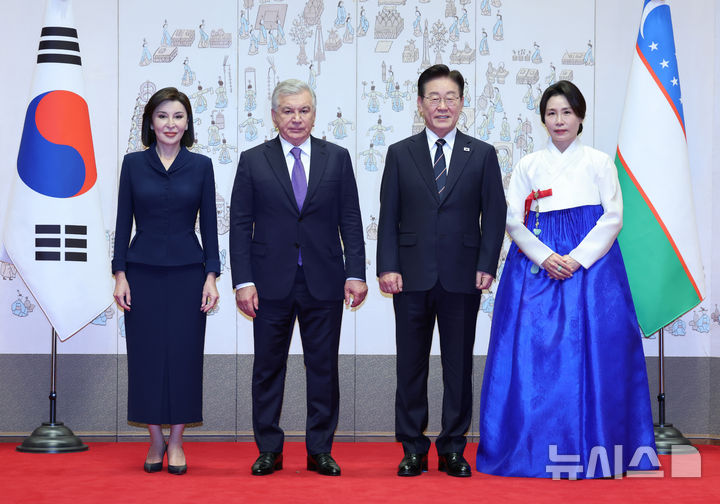 [서울=뉴시스] 조성봉 기자 = 이재명 대통령과 김혜경 여사, 샤브카트 미르지요예프 우즈베키스탄 대통령과 지로아트 미르지요예바 여사가 14일 청와대에서 열린 공식환영식에서 기념촬영을 하고 있다. 2026.09.14. suncho21@newiss.com