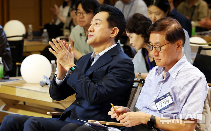 [서울=뉴시스] 박영태 기자 = 오세훈 서울시장이 14일 오후 서울 중구 서울시청에서 열린 서울 달빛야장 최종평가 결과발표 시상식에 참석해 박수를 치고 있다. 2026.09.14. since1999@newsis.com