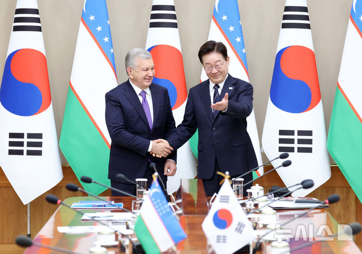 [서울=뉴시스] 조성봉 기자 = 이재명 대통령과 샤브카트 미르지요예프 우즈베키스탄 대통령이 14일 청와대에서 열린 한-우즈베키스탄 정상회담에서 악수를 하고 있다.2026.09.14. suncho21@newiss.com