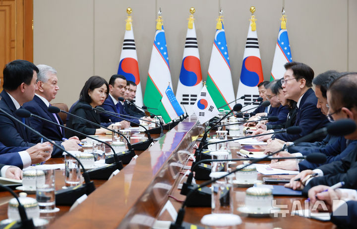 [서울=뉴시스] 조성봉 기자 = 이재명 대통령과 샤브카트 미르지요예프 우즈베키스탄 대통령이 14일 청와대에서 한-우즈베키스탄 정상회담을 하고 있다.2026.09.14. suncho21@newiss.com