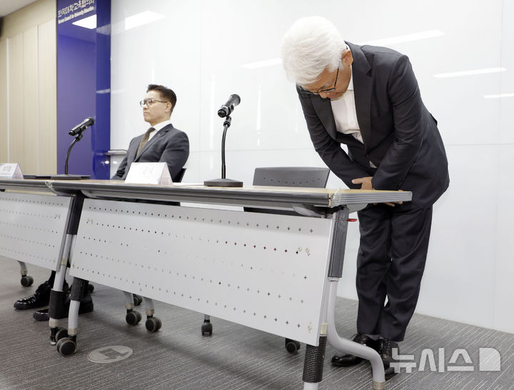 [서울=뉴시스] 최동준 기자 = 성윤석(오른쪽) 유웨이 대표이사와 이기정 한국대학교육협의회 회장이 14일 서울 금천구 한국대학교육협의회에서 수시 원서접수 전산 장애 관련 사과를 하고 있다. 2026.09.14. photocdj@newsis.com