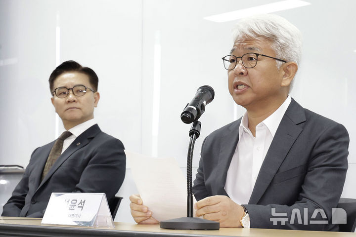 [서울=뉴시스] 최동준 기자 = 성윤석(오른쪽) 유웨이 대표이사와 이기정 한국대학교육협의회 회장이 14일 서울 금천구 한국대학교육협의회에서 수시 원서접수 전산 장애와 대책 관련 입장을 밝히고 있다. 2026.09.14. photocdj@newsis.com