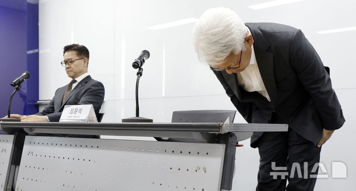 [서울=뉴시스] 최동준 기자 = 성윤석(오른쪽) 유웨이 대표이사와 이기정 한국대학교육협의회 회장이 14일 서울 금천구 한국대학교육협의회에서 수시 원서접수 전산 장애 관련 사과를 하고 있다. 2026.09.14. photocdj@newsis.com