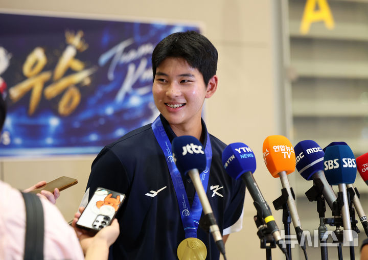 [인천공항=뉴시스] 김선웅 기자 = 제14회 아시아청소년야구선수권대회에서 우승한 U-18 야구대표팀 하현승(부산고)이 14일 인천국제공항을 통해 귀국해 취재진과 만나 인터뷰를 하고 있다. 2026.09.14. mangusta@newsis.com