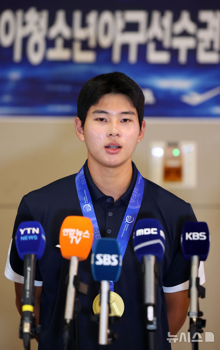 [인천공항=뉴시스] 김선웅 기자 = 제14회 아시아청소년야구선수권대회에서 우승한 U-18 야구대표팀 하현승(부산고)이 14일 인천국제공항을 통해 귀국해 취재진과 만나 인터뷰를 하고 있다. 2026.09.14. mangusta@newsis.com