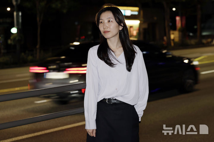 [서울=뉴시스] 최동준 기자 = 소설집 '대부호'를 출간한 성혜령 작가가 14일 서울 서초구 한 카페에서 뉴시스와 인터뷰를 마친 뒤 포즈를 취하고 있다. 2026.09.14. photocdj@newsis.com