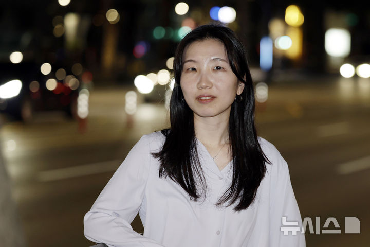 [서울=뉴시스] 최동준 기자 = 소설집 '대부호'를 출간한 성혜령 작가가 지난 14일 서울 서초구 한 카페에서 뉴시스와 인터뷰를 마친 뒤 포즈를 취하고 있다. 2026.09.18. photocdj@newsis.com