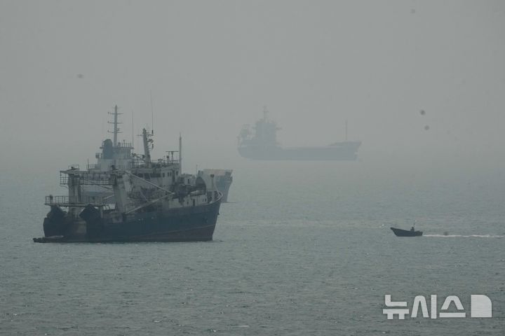 [반다르아바스=AP/뉴시스] 지난 7일(현지 시간) 이란 반다르아바스 인근 호르무즈 해협에서 닻을 내린 상선들 사이로 모터보트 한 대가 지나가고 있다. 2026.09.15. *재판매 및 DB 금지