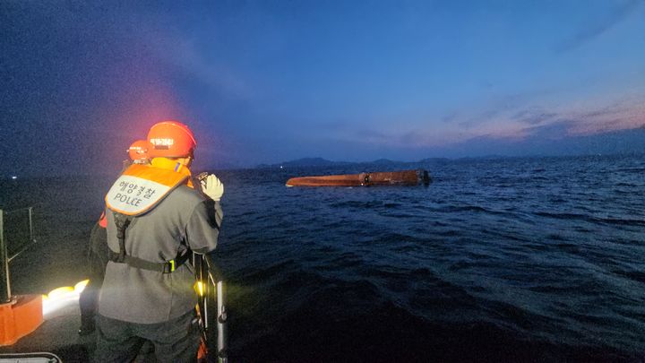 [통영=뉴시스] 신정철 기자= 15일 오전 4시 10분께 경남 통영시 욕지면 갈도 남동방 해상에서 승선원 7명이 탄 전남 여수 선적 9.77t급 연안복합어선 A호가 전복됐다.사진은 전복된 연안복합어선 A호 모습.(사진=통영해경 제공).2026.09.15. photo@newsis.com *재판매 및 DB 금지