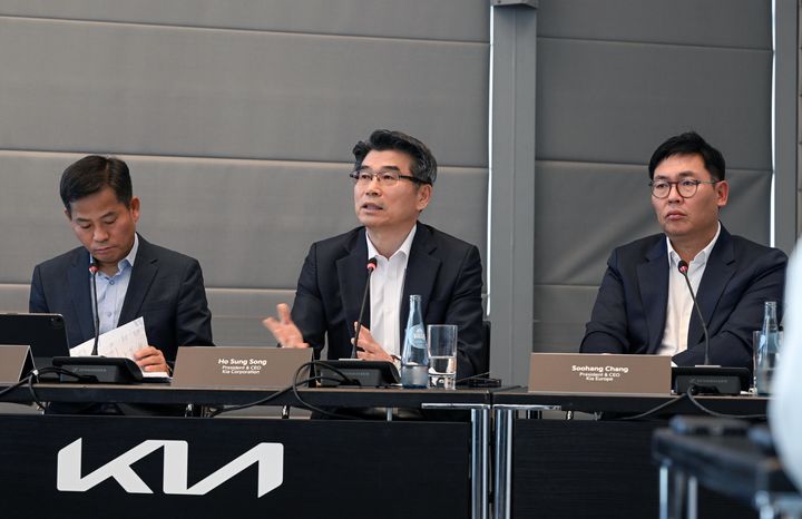 [하노버=뉴시스] 송호성 기아 사장(가운데)이 14일 오후(현지시간) 독일 'IAA 트랜스포테이션'에서 PV7 공개 행사를 마친 뒤 열린 미디어라운드테이블에서 발언하고 있다. (사진=기아 제공) *재판매 및 DB 금지